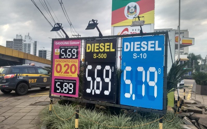 No posto Shell que fica ao lado do Madero, na Avenida Getúlio Vargas, o preço promocional pode deixar o litro da comum a R$ 5,69