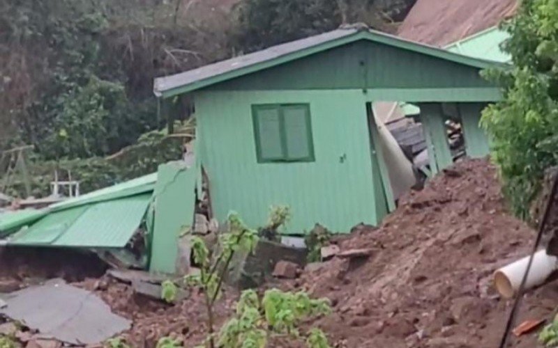 Novo deslizamento levou casa morro abaixo