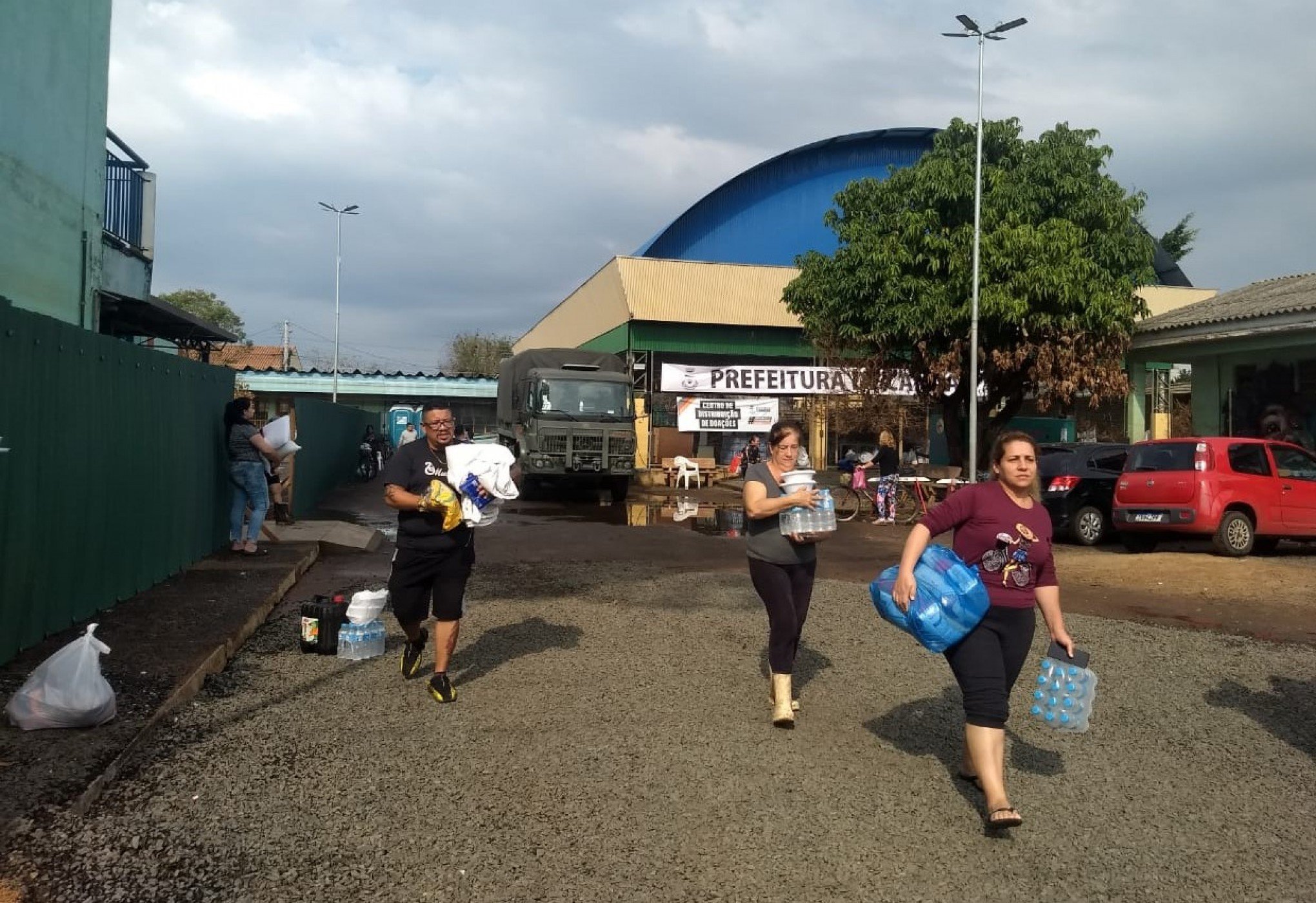 "Agora estão pertinho de quem precisa", diz moradora ao pegar doações em centro de Canoas