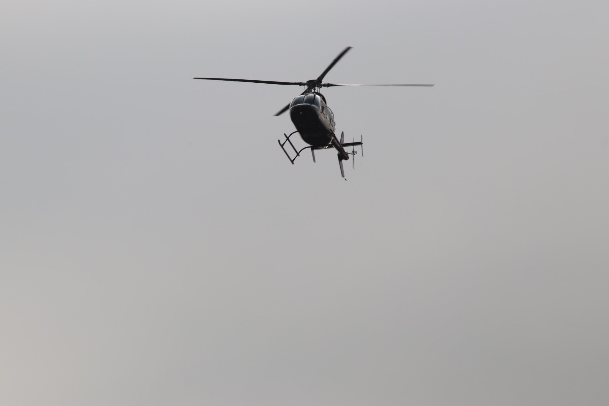 Helicóptero faz sobrevoo baixo e chama atenção em Novo Hamburgo