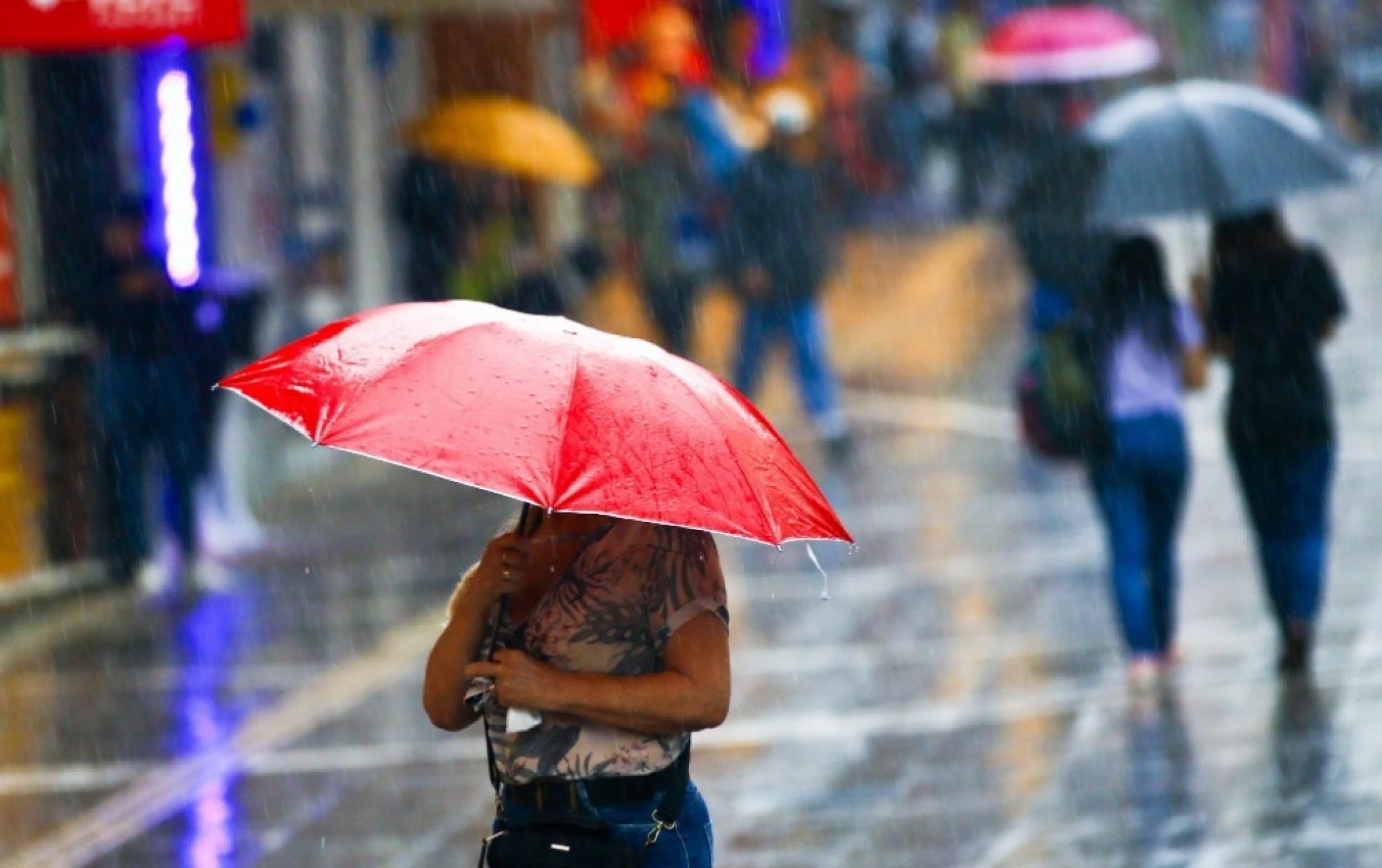 Defesa Civil emite novo alerta para chuvas fortes, queda de raios e granizo no RS