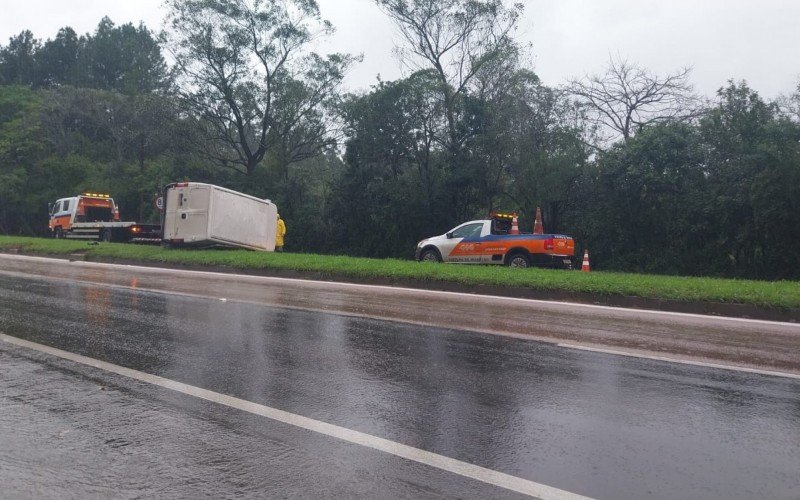 Acidente com van na RS-122, em São Sebastião do Caí