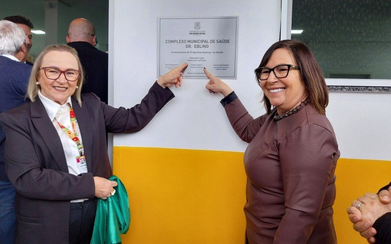 Secretária Arita Bergmann e prefeita Sirlei Silveira no descerramento da placa do Complexo Municipal de Saúde de Taquara | abc+