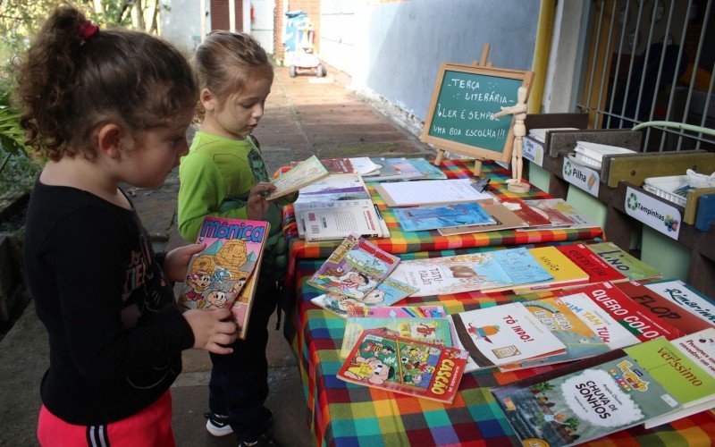 Rosa Chinazzo Bondan, 3, e Antonio Perondi Bairros, 4, escolhendo seus livros | abc+