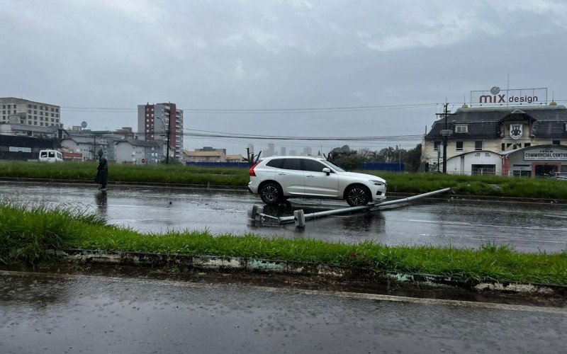 Poste caído na RS-239 em Novo Hamburgo causa lentidão no trânsito  | abc+