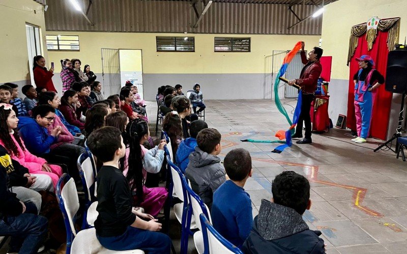 Retorno à escola Mário Quintana foi marcado pela distribuição de kits de higiene e limpeza e show de mágica 