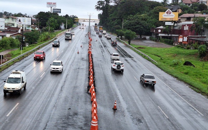 Trechos onde não foram instaladas barreiras de concreto no eixo central da BR-116 dependem de obras complementares, como a construção de passagens subterrâneas | abc+