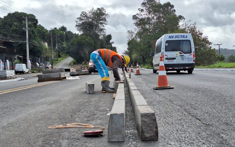 Implementação dos canteiros no eixo central da BR-116 iniciou nesta terça-feira (25) | abc+