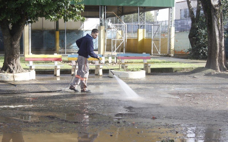 Limpeza das partes externas das escolas é feita com equipamentos de hidrojateamento