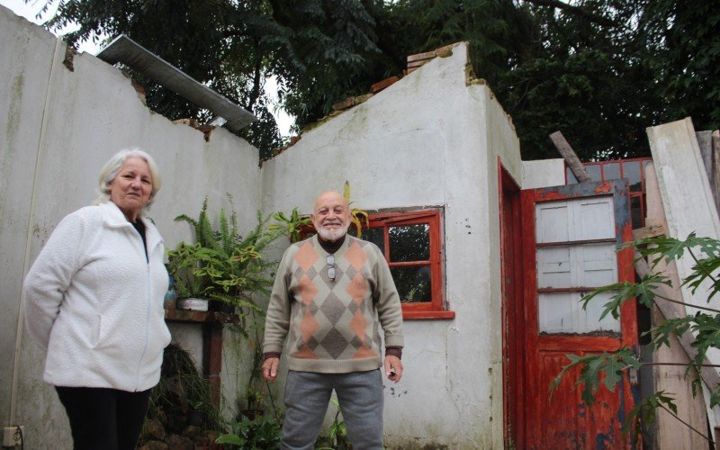 Dulce e Arturzinho na casa que foi destruída