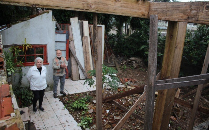 Dulce e Arturzinho na casa que foi destruída