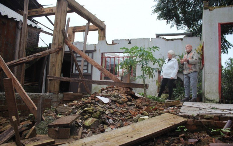 Dulce e Arturzinho na casa que foi destruída