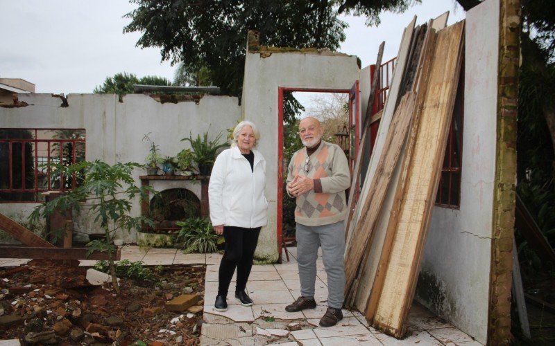 Dulce e Arturzinho na casa que foi destruída