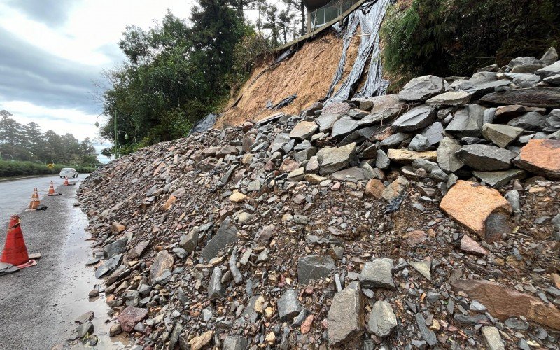 Trecho do quilômetro 36, na RS-235, em Gramado, teve queda de barreira