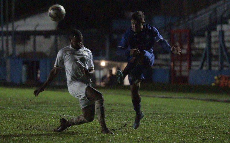 Jogadores de Aimoré e Monsoon disputam bola