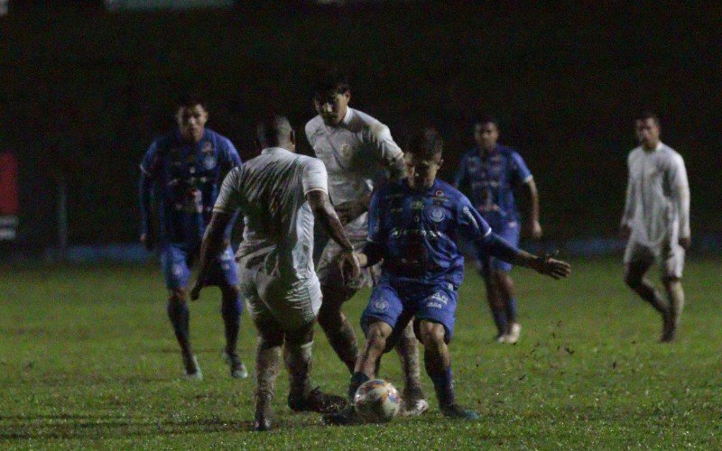 Jogadores de Aimoré e Monsoon disputam bola