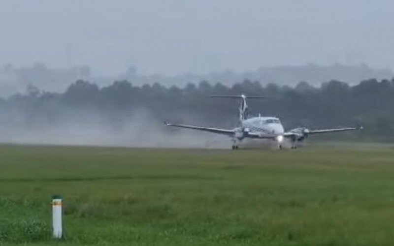 Avião bimotor decola em Novo Hamburgo com pista de grama muito encharcada | abc+