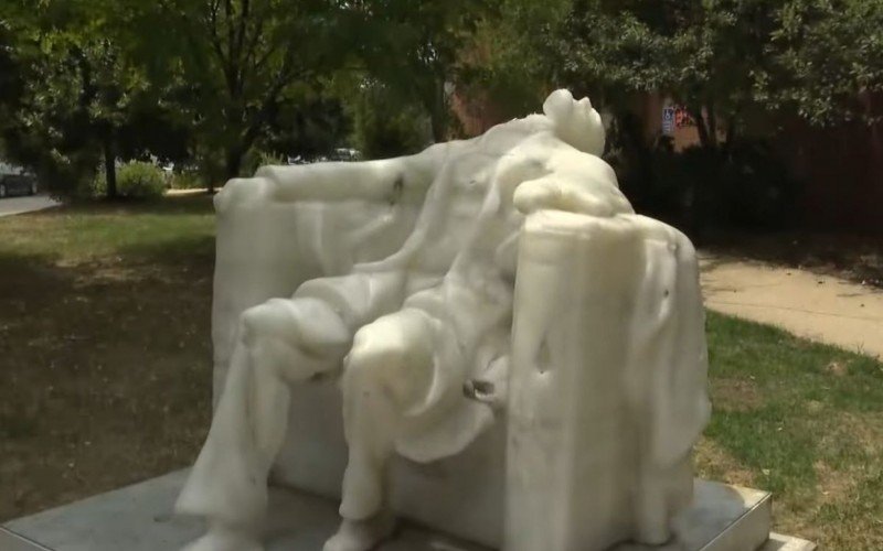 Calor extremo faz Abraham Lincoln perder a cabeça