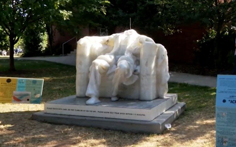 Calor extremo faz Abraham Lincoln perder a cabeça