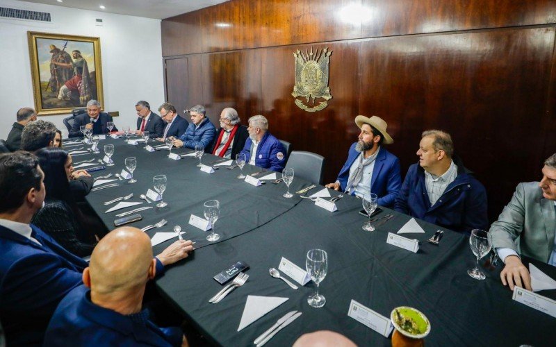 Paulo Pimenta se reuniu com os deputados estaduais líderes de bancada | abc+