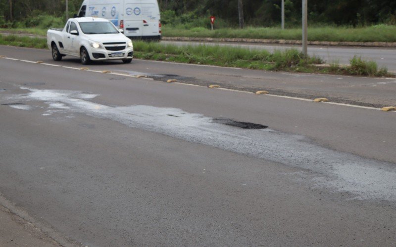 Motoristas alertam para perigo que buracos representam