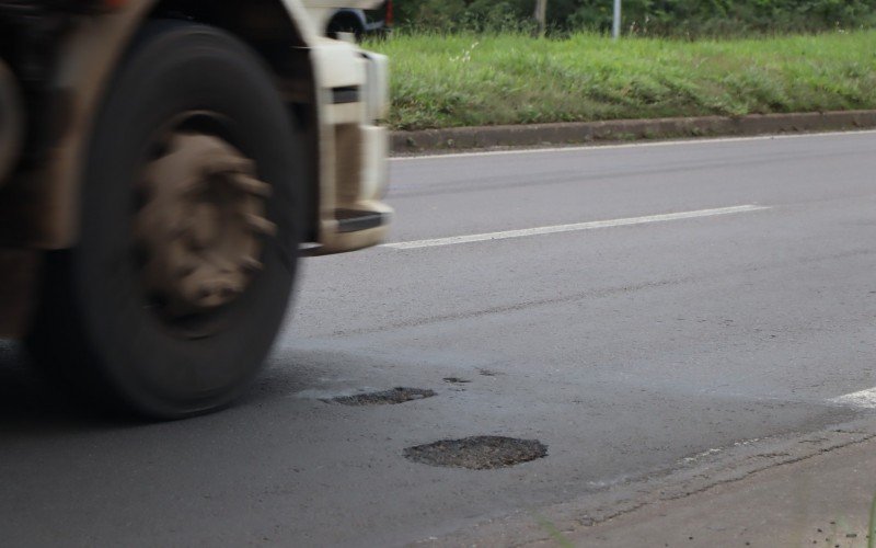 Motoristas alertam para perigo que buracos representam