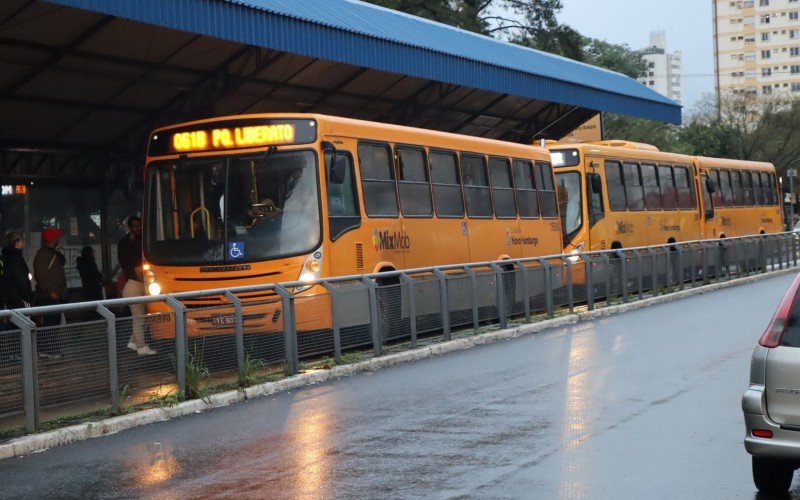 Ônibus aparecem em grande número no Paradão de Novo Hamburgo