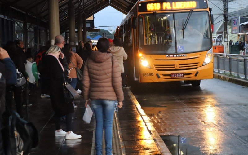 Passageiros no Paradão de Novo Hamburgo | abc+