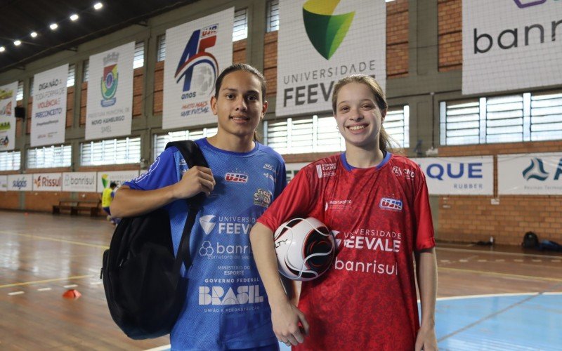 Kayan e Larissa conseguiram bolsas através do projeto