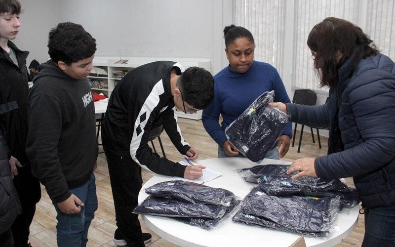 Secretaria da Educação de Esteio vai entregar 5,3 mil jaquetas para alunos da cidade