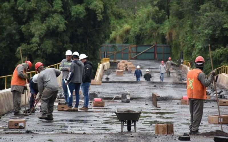 Explosivos começaram a ser implantados nesta quarta-feira (26) na ponte sobre o Rio Caí | abc+