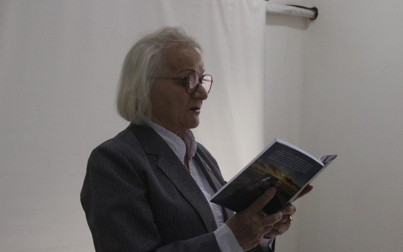 A organizadora do livro, Ancila Martins, leu trecho da obra durante o lançamento