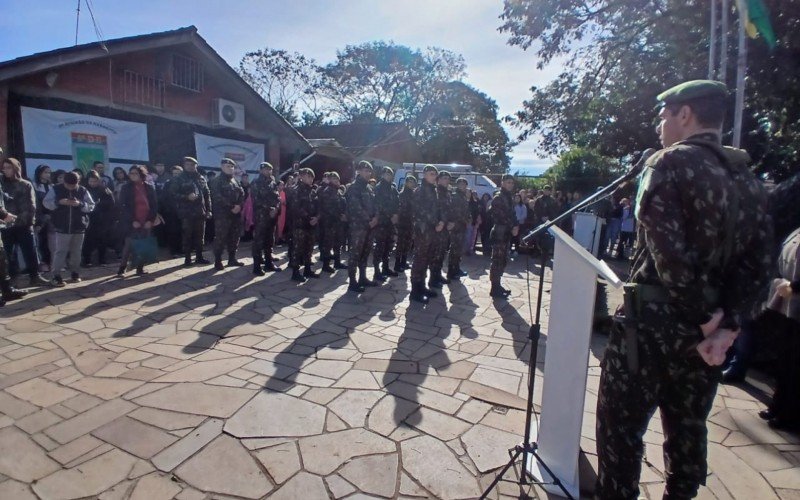 Ação do 19º BIMtz marcou reabertura da escola Mário Sperb após a enchente 