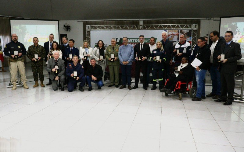 Homenageados ganharam medalha Pinto Bandeira pelo trabalho feito na enchente