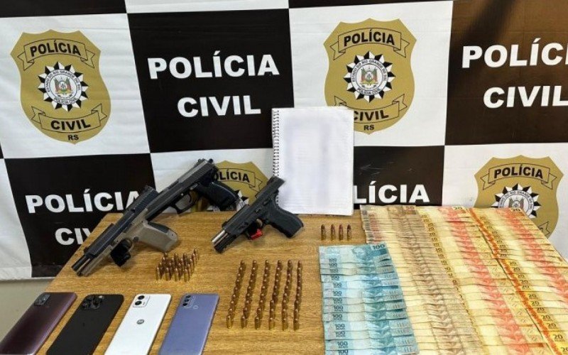 Armas e dinheiro acabaram apreendidos durante ação da Polícia Civil nesta quinta-feira (27)