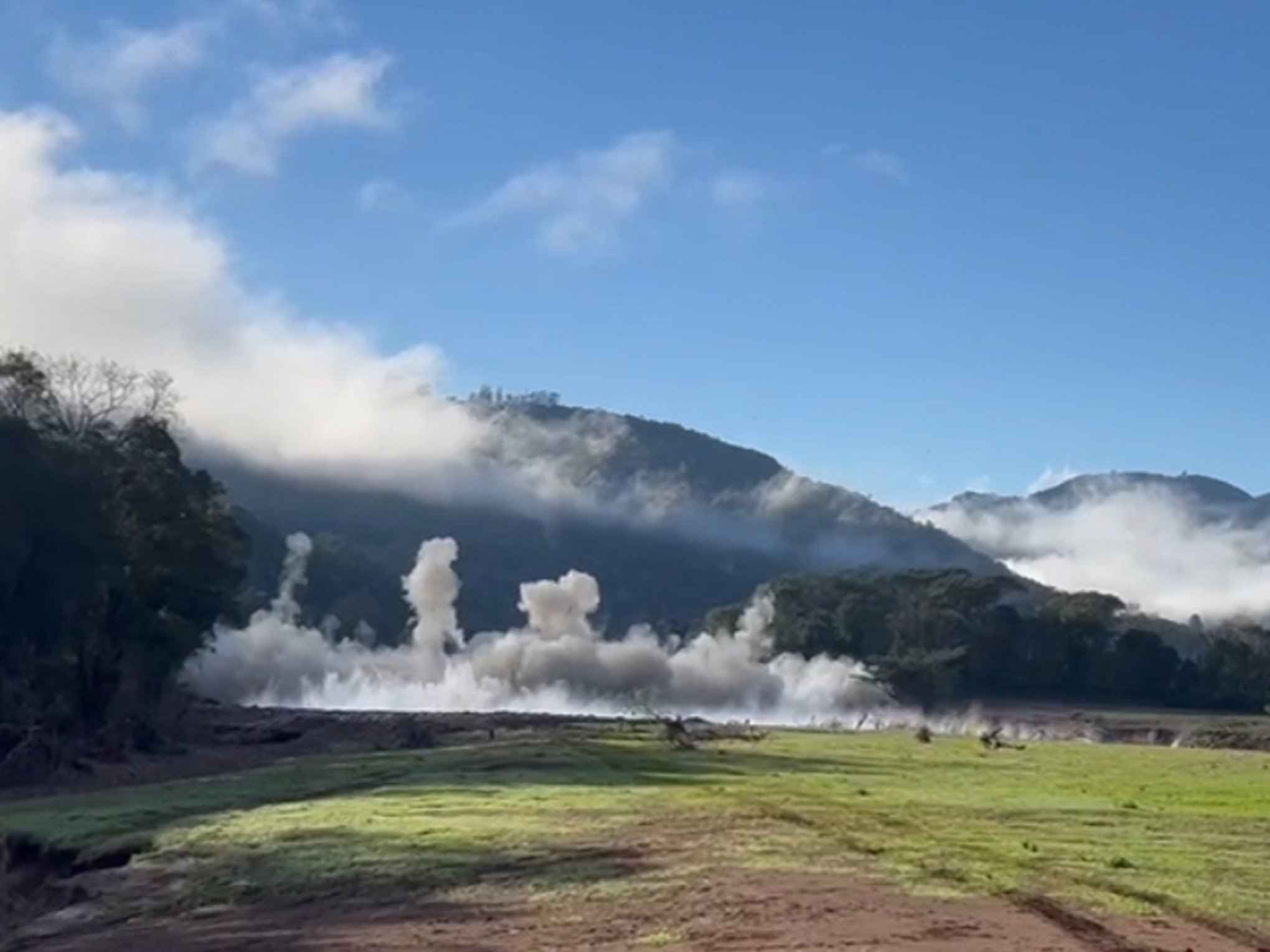 VÍDEO: Veja a implosão da ponte da BR-116 com 2 toneladas de dinamite