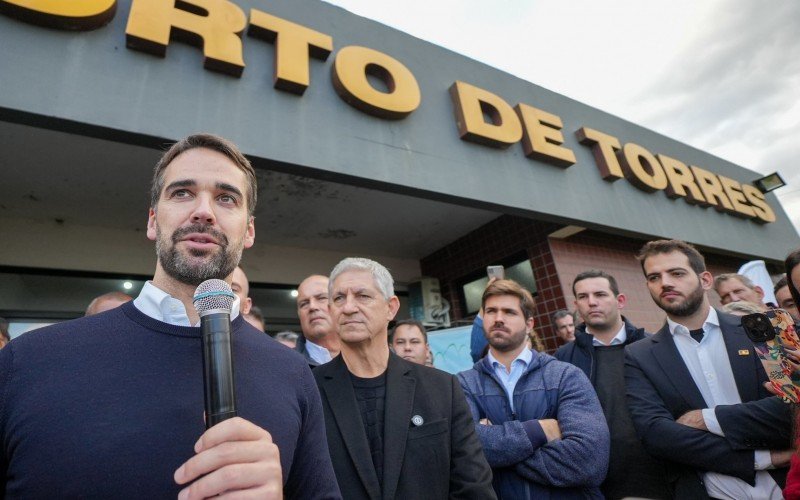 Governador Eduardo Leite esteve nesta sexta-feira no aeroporto de Torres | abc+