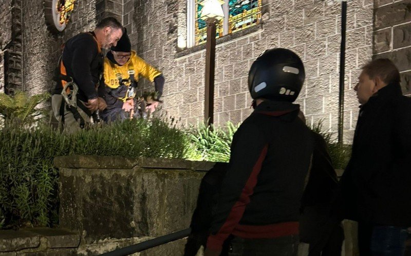 Vídeo flagrou badalo de sino da Igreja São Pedro, em Gramado, caindo