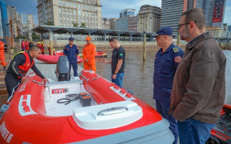 Sidou (direita) preside comitê gestor de fundo que repassou embarcações aos bombeiros | abc+