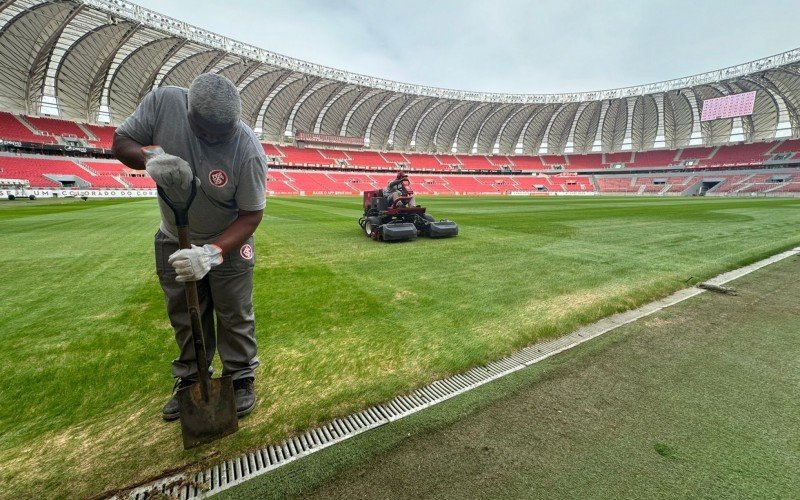 Gramado do Beira-Rio recebe os últimos retoques para começar a receber partidas | abc+