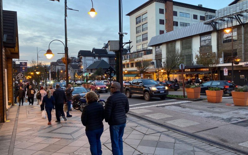 MovimentaÃ§Ã£o e expectativa pelo turismo no Centro de Gramado com chegada do frio