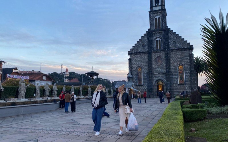 Movimentação e expectativa pelo turismo no Centro de Gramado com chegada do frio