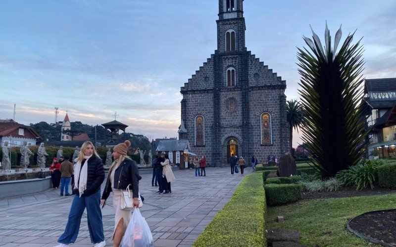 MovimentaÃ§Ã£o e expectativa pelo turismo no Centro de Gramado com chegada do frio