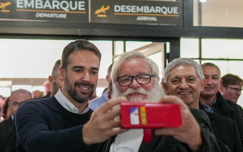 Governador Eduardo Leite esteve nesta sexta-feira no aeroporto de Torres | abc+