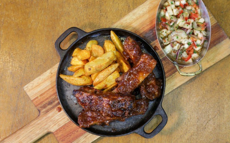 Costelinha ao barbecue com batata rústica e salada de abacaxi, pepino, mel e páprica da Gastromundi | abc+