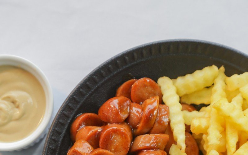 Currywurst: salsicha ao molho de curry e barbecue e batatas acompanhadas de mostarda escura