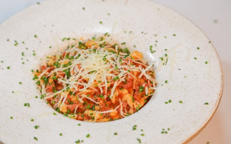 Spätzle com nhoque de massa, linguiça alemã e queijo Emmental