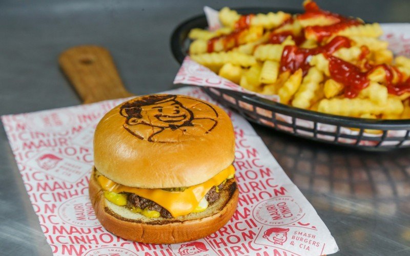 Smash burger com batatas do Mauricinho Burger