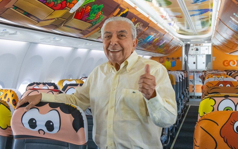 Maurício de Sousa em avião que faz homenagem ao Chico Bento 