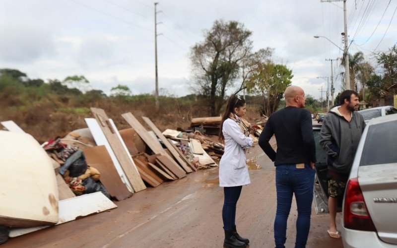 Médicos de Novo Hamburgo, Gustavo Lacerda e Amanda Turcatti fizeram visitas na Vila Palmeira para passar orientações aos moradores que retornavam para casa após o recuo das águas da enchente | abc+